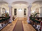 Vánočně vyzdobené prostory zámku v Lánech v prosinci 2022. Sloupová síň, kde v...