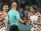 Chorvaté Mateo Kovai a Luka Modri diskutují s rozhodím Anthonym Taylorem.