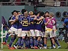 Japontí fotbalisté oslavují gól proti panlsku.