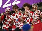 Skupinka fanouk Chorvatska ped tvrtfinálovým kláním s Brazílií.