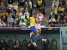 Brazilec Casemiro a Chorvat Mario Paali v hlavikovém souboji bhem...