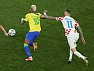 Chorvatský záloník Marcelo Brozovi nedovolen zastavuje rozbhnutého Neymara...