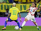Brazilec Neymar bojuje o mí s chorvatským kapitánem Lukou Modriem ve...