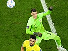 Chorvatský gólman Dominik Livakovi zasahuje proti stele Brazilce Lucase...