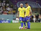 Brazilci Neymar a Casemiro ped rozehráním pímého kopu v utkání s Chorvatskem.