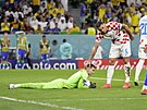 Chorvatský obránce Dejan Lovren chválí brankáe Dominik Livakovie v utkání s...