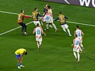 Chorvatský útoník Bruno Petkovi si po gólu svléká dres a slaví se svými...