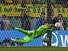 Chorvatský branká Dominik Livakovi chytá penaltu Brazilce Rodryga.