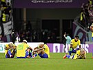 Smutnící braziltí fotbalisté po tvrtfinálovém zápase s Chorvatskem.