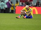 Zklamaný Brazilec Neymar po vyazení ve tvrtfinále mistrovství svta.