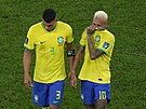 Skleslý kapitán Brazílie Thiago Silva a plaící Neymar po vyazení z...
