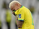 Brazilec Neymar jen tko zadroval slzy po prohe ve tvrtfinále mistrovství...