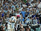 Lionel Messi a Nicolas Otamendi oslavují druhou trefu Argentiny proti...