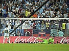 Lionel Messi se prosazuje v penaltovém rozstelu proti Nizozemsku.
