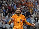 Nizozemský kapitán Virgil van Dijk po nepromnné penalt ve tvrtfinále s...