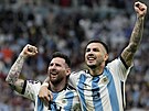 Argentinci Lionel Messi a Leandro Paredes oslavují vítzství ve tvrtfinále na...