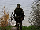 Ruský voják na bojovém stanoviti u eky Dnpr (26. listopadu 2022)