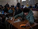 Lidé si nabíjejí elektroniku na nádraí po ústupu ruské armády z Chersonu....