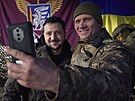 Ukrajinský voják si dlá selfie s prezidentem Volodymyrem Zelenským. (6....