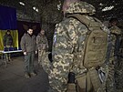 Ukrajinský prezident Voldomyr Zelenskyj a vojáci stojí v minut ticha za ve...