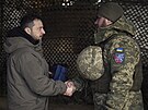 Ukrajinský prezident Volodymyr Zelenskyj se zdraví s ukrajinským vojákem (6....