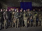 Ukrajintí vojáci pózují pro fotku s prezidentem Volodymyrem Zelenským (6....