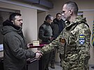 Ukrajinský prezident Volodymyr Zelenskyj, vlevo, vyznamenává vojáka, vpravo (6....