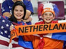 Fanouci fotbalist Spojených stát a Nizozemska ped vzájemným osmifinále
