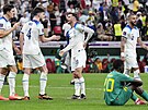 Fotbalisté Anglie oslavují po výhe nad Senegalem postup do tvrtfinále...