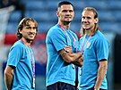 Chorvattí fotbalisté Luka Modri, Dejan Lovren a Domagoj Vida (zleva) ped...