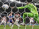 Chorvatský branká Dominik Livakovi inkasuje gól od Japonce Daizena Maedy v...