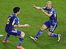 Japonský útoník Daizen Maeda se spoluhrái oslavuje svj gól v osmifinále...
