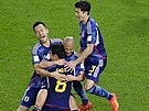 Fotbalisté Japonska se radují z gólu Daizena Maedy v osmifinále proti...