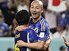 Fotbalisté Japonska se radují z gólu Daizena Maedy (druhý zleva) v osmifinále...