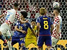 Chorvatský záloník Ivan Perii prudkou hlavikou stílí gól Japonsku v...