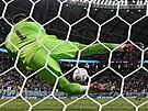 Chorvatský branká Dominik Livakovi chytá penaltovém rozstelu pokus Japonce...