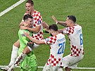 Chorvattí fotbalisté oslavují hrdinu Dominika Livakovie, který chytil v...