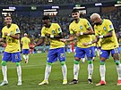 Braziltí fotbalisté oslavují gól v osmifinále proti Koreji, který vstelil...
