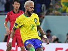 Brazilský útoník Neymar stílí gól z pokutového kopu v osmifinále mistrovství...