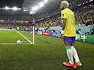 Brazilský útoník Neymar se chystá rozehrát rohový kop v osmifinále mistrovství...
