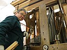 Petr Stehl�k p�i demont�i varhan.