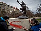 Instalaci sochy dojednala iniciativa Dárek pro Putina. (5. prosince 2022)
