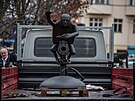 Instalace sochy Vladimira Putina na Praze 6. (5. prosince 2022)