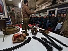 Ukrajintí vojáci poádají pro civilisty kurzy o základech minové bezpenosti....