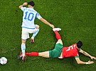 panlský fotbalista Marco Asensio se pokouí obejít marockého obránce Najífa...