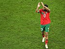 Marocký záloník Sufján Búfál dkuje fanoukm bhem osmifinále mistrovství...