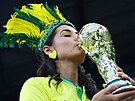 Brazilská fanynka líbá maketu trofeje pro vítze mistrovství svta.