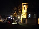 Policie ped kostelem v Bace na Frdecko-Mstecku. (1. prosince 2022)