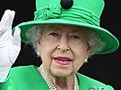 Britská královna Albta II. zdraví davy pi píleitosti oslav platinového...