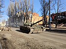 Pusto a prázdno. Ukrajinský tank projídí místem, které bylo ped válkou runou...